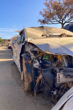 VALENCIA, İspanya - 18 Kasım 2024: 18 Kasım 2024 'te İspanya' nın Valencia kentinde meydana gelen DANA kasırgasının yol açtığı sel felaketinden kaynaklanan hasarlı araba ve enkaz