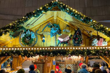 MUNİK, Almanya - 1 Aralık 2024: Almanya 'nın Münih şehrinin göbeğinde 1 Aralık 2024' te muhteşem Noel ışıkları ve fuarı