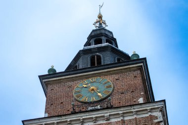 KRAKOW, POLAND - 21 Aralık 2023: 21 Aralık 2023 'te Polonya' nın Krakow kentindeki eski kasabada yürüyüş