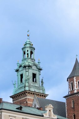 KRAKOW, POLAND - 21 Aralık 2023: Wawel Hill 'deki Wawel Royal kalesi, Kral III. Casimir' in emriyle 21 Aralık 2023 'te Polonya' nın başkenti Krakow 'da kuruldu.