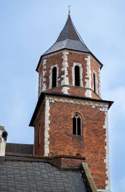 KRAKOW, POLAND - 21 Aralık 2023: Wawel Hill 'deki Wawel Royal kalesi, Kral III. Casimir' in emriyle 21 Aralık 2023 'te Polonya' nın başkenti Krakow 'da kuruldu.