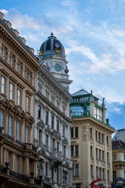 VIENNA, AUSTRIA - 18 Temmuz 2024: Avusturya 'nın Viyana kentindeki tarihi şehir merkezinde yürüyüş 18 Temmuz 2024