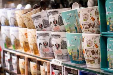 VIENNA, AUSTRIA - 19 Temmuz 2024: Viyana, Avusturya 'da hediyelik eşya dükkanı 19 Temmuz 2024