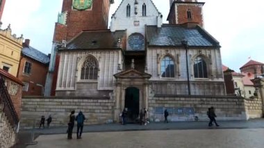 KRAKOW, POLAND - 21 Aralık 2023: Wawel Hill 'deki Wawel Royal kalesi, Kral III. Casimir' in emriyle 21 Aralık 2023 'te Polonya' nın başkenti Krakow 'da kuruldu.