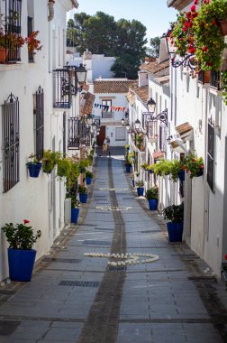 İspanya 'nın Endülüs bölgesindeki Mijas, Endülüs' teki beyaz yüzgeçli binalarıyla bilinen Costa del Sol 'a bakan büyüleyici beyaz İspanyol tepe köyü.