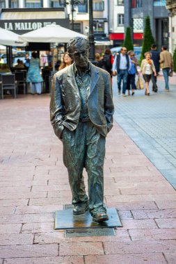 Oviedo, İspanya - 16 Eylül 2024: Oviedo, İspanya 'daki tarihi kentte Woody Allen heykeli