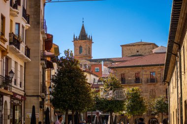 Oviedo, İspanya - 16 Eylül 2024: Oviedo, İspanya 'da tarihi bir kasabada yürüyüş