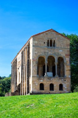 OVIEDO, İspanya - 16 Eylül 2024: Oviedo, İspanya 'daki Santa Maria del Naranco Katolik Tapınağı