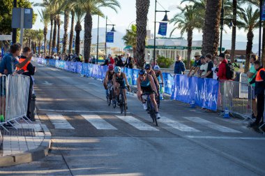 TORREMOLINOS, İspanya - 17 Ekim 2024: Dünya Triatlon Şampiyonası finali 17 Ekim 2024 tarihinde İspanya 'nın Torremolinos kentinde
