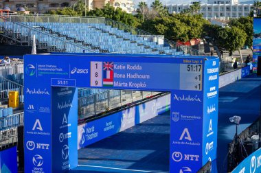 TORREMOLINOS, İspanya - 17 Ekim 2024: Dünya Triatlon Şampiyonası finali 17 Ekim 2024 tarihinde İspanya 'nın Torremolinos kentinde