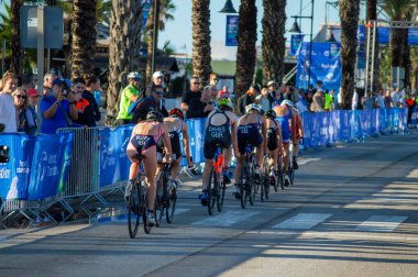 TORREMOLINOS, İspanya - 17 Ekim 2024: Dünya Triatlon Şampiyonası finali 17 Ekim 2024 tarihinde İspanya 'nın Torremolinos kentinde