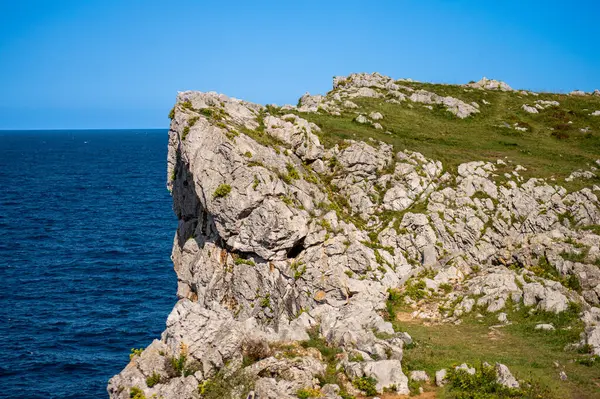 Pria Havadeliği olarak da bilinen Cantabrian Denizi 'ndeki Pria Bufones kayalıkları İspanya' nın Asturias kentinin kuzey kıyısında bulunan büyüleyici bir doğal jeolojik fenomendir..