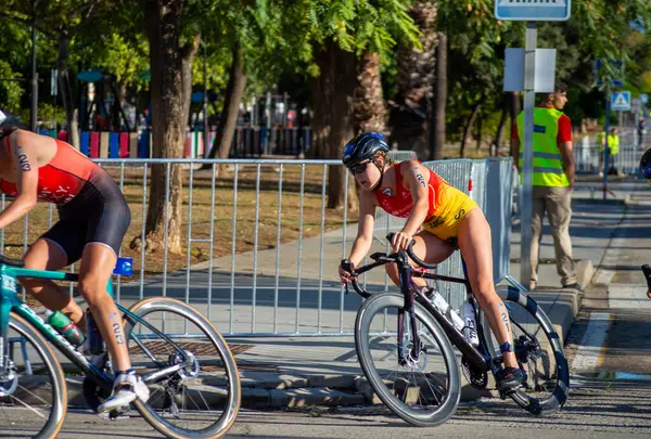 TORREMOLINOS, İspanya - 17 Ekim 2024: Dünya Triatlon Şampiyonası finali 17 Ekim 2024 tarihinde İspanya 'nın Torremolinos kentinde