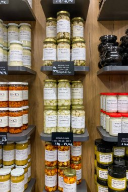 MUNICH, GERMANY - 2 Aralık 2024: Viktualienmarkt canlı bir Münih pazarıdır ve özellikle şehir merkezinde taze bitkiler, otlar, yerel uzmanlıklar ve kültürel cazibe sunmaktadır.