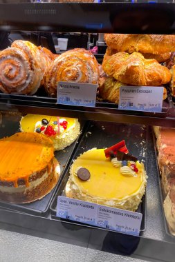 MUNİK, Almanya - 2 Aralık 2024: Almanya 'nın Münih kentindeki alışveriş merkezlerinde Noel tatlısı