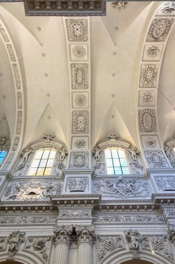 MÜZİK, GERMANY - 2 ARALIK 2024: 17. yüzyılda Almanya 'nın Münih kentindeki Barok mimarisinde inşa edilen Tiyatro Kilisesi (Theatinerkirche)