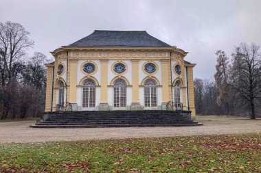 MUNİH, GERMANY - 1 Aralık 2024 Nymphenburg Sarayı 'nda (Schloss Nymphenburg) sabah sisi, Almanya' nın Münih kentinde Wittelsbach Hanedanı 'nın ana yazlık ikametgahı olarak hizmet veren Barok Sarayı.