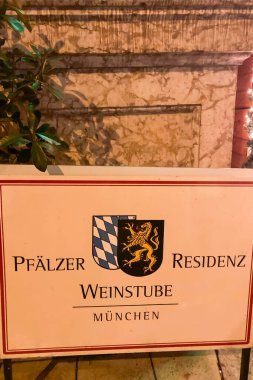 MUNİK, Almanya - 1 Aralık 2024: Almanya 'nın Münih şehrinin göbeğinde 1 Aralık 2024' te muhteşem Noel ışıkları ve fuarı