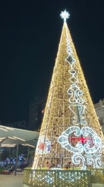 TORREMOLINOS, İspanya - 7 Aralık 2024: Torremolinos, İspanya 'da Noel ışıkları ve dekorasyonları 7 Aralık 2024