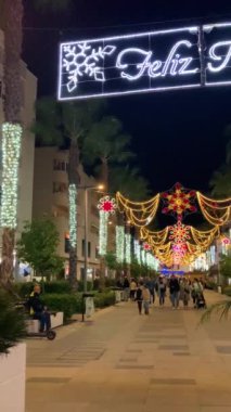 TORREMOLINOS, İspanya - 7 Aralık 2024: Torremolinos, İspanya 'da Noel ışıkları ve dekorasyonları 7 Aralık 2024