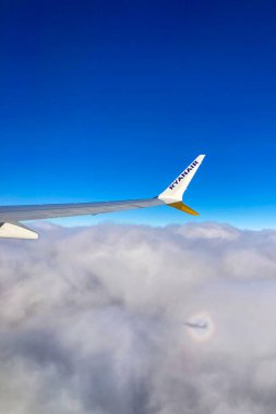 MEMINJEN, GERMANY - 3 Aralık 2024: Ryanair uçuşundan havadan görüntüleme, çarpıcı manzaralar, dağlar, nehirler, kıyı şeritleri ve Memmingen 'den Malaga yolculuğuna çıkan bulutlar