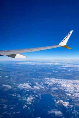 MEMINJEN, GERMANY - 3 Aralık 2024: Ryanair uçuşundan havadan görüntüleme, çarpıcı manzaralar, dağlar, nehirler, kıyı şeritleri ve Memmingen 'den Malaga yolculuğuna çıkan bulutlar