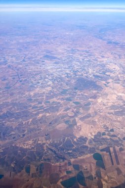 Uçuştan hava manzarası, çarpıcı manzaralar, dağlar, nehirler, kıyı şeritleri ve bulutlar.