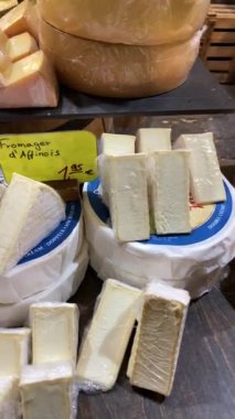 MUNICH, GERMANY - 2 Aralık 2024: Viktualienmarkt canlı bir Münih pazarıdır ve özellikle şehir merkezinde taze bitkiler, otlar, yerel uzmanlıklar ve kültürel cazibe sunmaktadır.