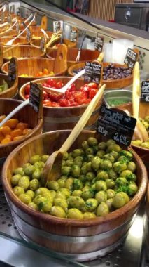 MUNICH, GERMANY - 2 Aralık 2024: Viktualienmarkt canlı bir Münih pazarıdır ve özellikle şehir merkezinde taze bitkiler, otlar, yerel uzmanlıklar ve kültürel cazibe sunmaktadır.