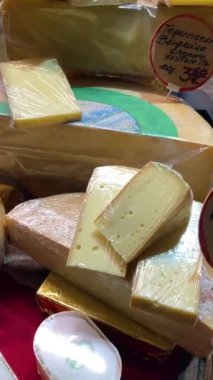 MUNICH, GERMANY - 2 Aralık 2024: Viktualienmarkt canlı bir Münih pazarıdır ve özellikle şehir merkezinde taze bitkiler, otlar, yerel uzmanlıklar ve kültürel cazibe sunmaktadır.