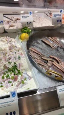 MUNICH, GERMANY - 2 Aralık 2024: Viktualienmarkt canlı bir Münih pazarıdır ve özellikle şehir merkezinde taze bitkiler, otlar, yerel uzmanlıklar ve kültürel cazibe sunmaktadır.