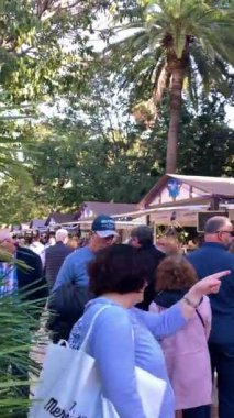 MALAGA, İspanya - 8 Aralık 2024: Noel gıda pazarı - Malaga, İspanya