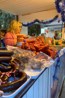 MALAGA, İspanya - 8 Aralık 2024: Noel gıda pazarı - Malaga, İspanya