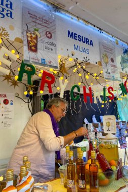 MALAGA, İspanya - 8 Aralık 2024: Noel gıda pazarı - Malaga, İspanya