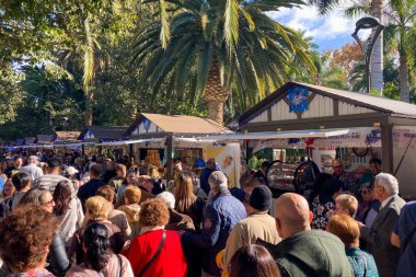 MALAGA, İspanya - 8 Aralık 2024: Noel gıda pazarı - Malaga, İspanya