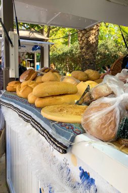 MALAGA, İspanya - 8 Aralık 2024: Noel gıda pazarı - Malaga, İspanya
