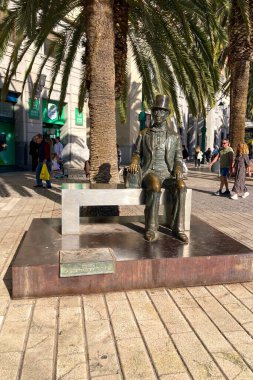 MALAGA, İspanya - 8 Aralık 2024: Malaga, İspanya 'da Hans Christian Andersen' in heykeli