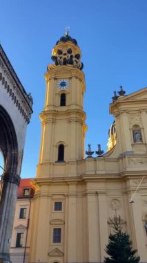 MUNİH, GERMANY - 2 Aralık 2024: Almanya 'nın Münih kentindeki Barok mimarisinde 17. yüzyılda inşa edilen Tiyatro Kilisesi (Theatinerkirche)