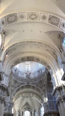 MÜZİK, GERMANY - 2 ARALIK 2024: 17. yüzyılda Almanya 'nın Münih kentindeki Barok mimarisinde inşa edilen Tiyatro Kilisesi (Theatinerkirche)