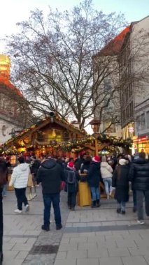 MUNİK, Almanya - 1 Aralık 2024: Almanya 'nın Münih şehrinin göbeğinde 1 Aralık 2024' te muhteşem Noel ışıkları ve fuarı