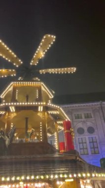 MUNİK, Almanya - 1 Aralık 2024: Almanya 'nın Münih şehrinin göbeğinde 1 Aralık 2024' te muhteşem Noel ışıkları ve fuarı