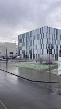 MUNİK, Almanya - 2 ARALIK 2024 Münih Garching Teknik Üniversitesi kampüsünde dondurucu sabah