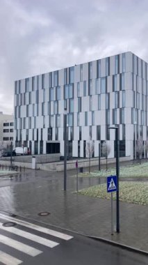 MUNİK, Almanya - 2 ARALIK 2024 Münih Garching Teknik Üniversitesi kampüsünde dondurucu sabah