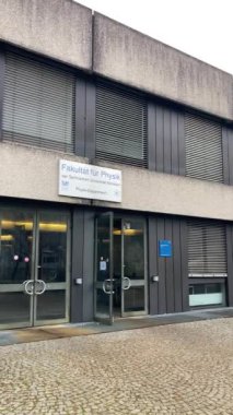 MUNİK, Almanya - 2 ARALIK 2024 Münih Garching Teknik Üniversitesi kampüsünde dondurucu sabah