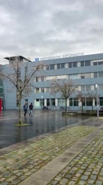 MUNİK, Almanya - 2 ARALIK 2024 Münih Garching Teknik Üniversitesi kampüsünde dondurucu sabah