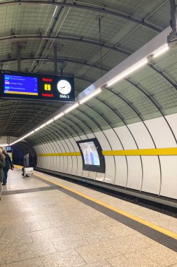 Münih 'te metro verimli, modern ve güvenilir şehir ulaşımı sunmaktadır.