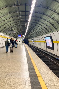 Münih 'te metro verimli, modern ve güvenilir şehir ulaşımı sunmaktadır.