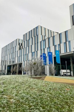 MUNİK, Almanya - 2 ARALIK 2024 Münih Garching Teknik Üniversitesi kampüsünde dondurucu sabah