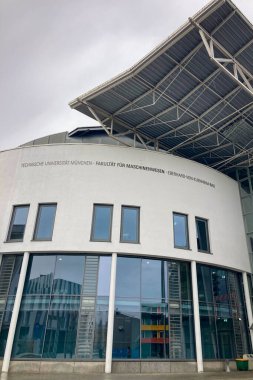 MUNİK, Almanya - 2 ARALIK 2024 Münih Garching Teknik Üniversitesi kampüsünde dondurucu sabah