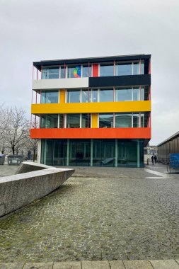 MUNİK, Almanya - 2 ARALIK 2024 Münih Garching Teknik Üniversitesi kampüsünde dondurucu sabah